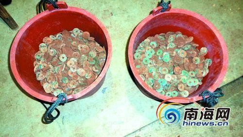挖出的古钱币整整装了两大桶，重达 130 多斤。